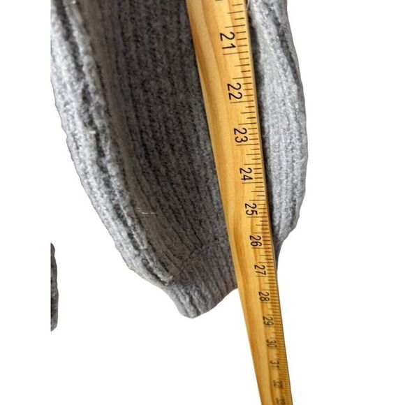 GUESS Mockneck Ultra-Soft Grey Ribbed Sweater Sz M EUC Lt Grey Long Sleeves - Picture 9 of 10